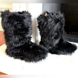NEW Gap Women’s Lounge Fluffy Faux Fur Boots Slippers
Shoes Size S/M   7/8 
NWOT